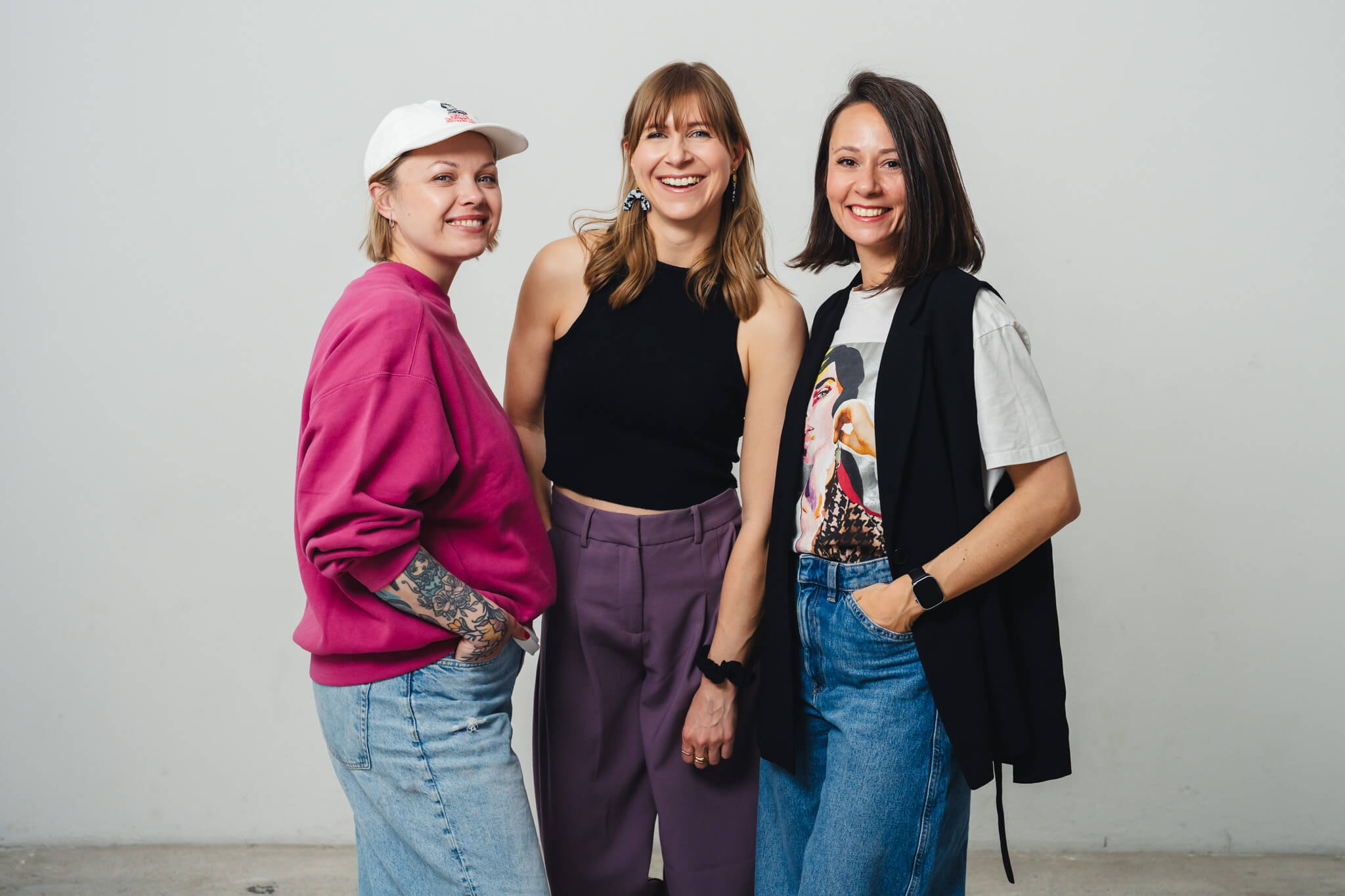 Bild von drei Frauen, die das Team des Content Fotoshooting in Wien sind