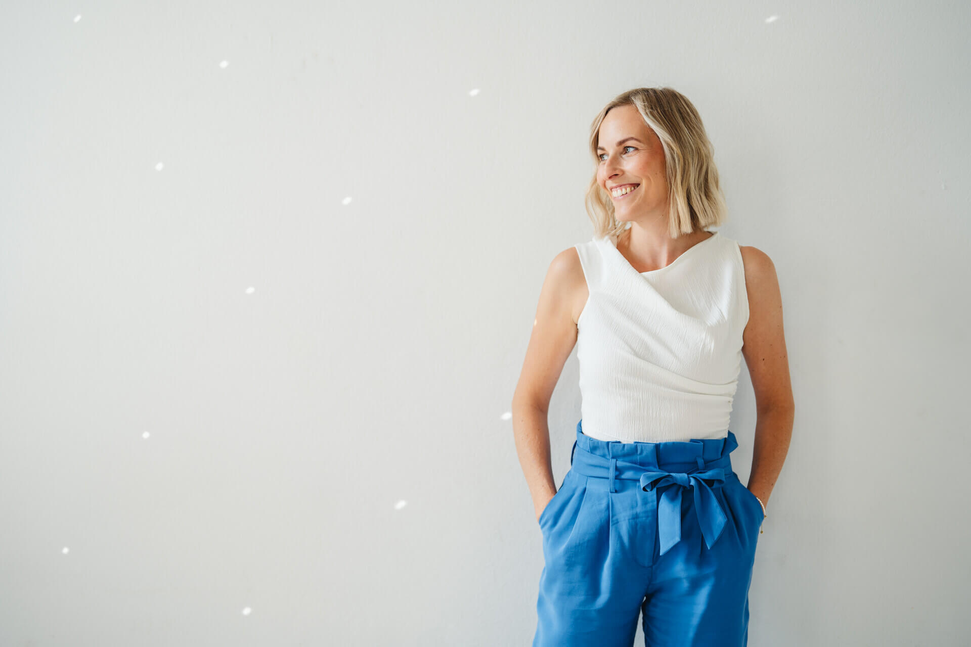 Beispielbild für Content Fotoshooting Wien mit einer Unternehmerin, die lächelt