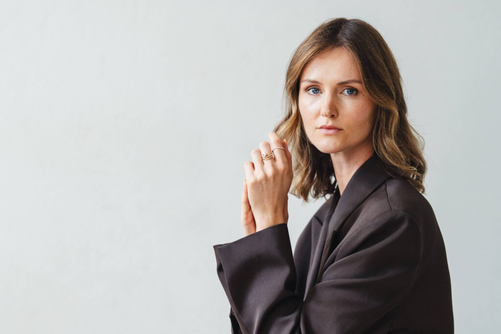 Beispielbild für Content Fotoshooting Wien mit einer Unternehmerin, die in die Kamera schaut