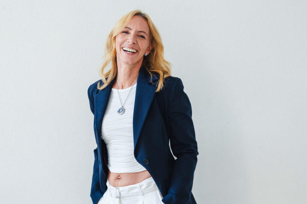 Beispielbild für Content Fotoshooting Wien mit einer Frau, die in die Kamera lächelt